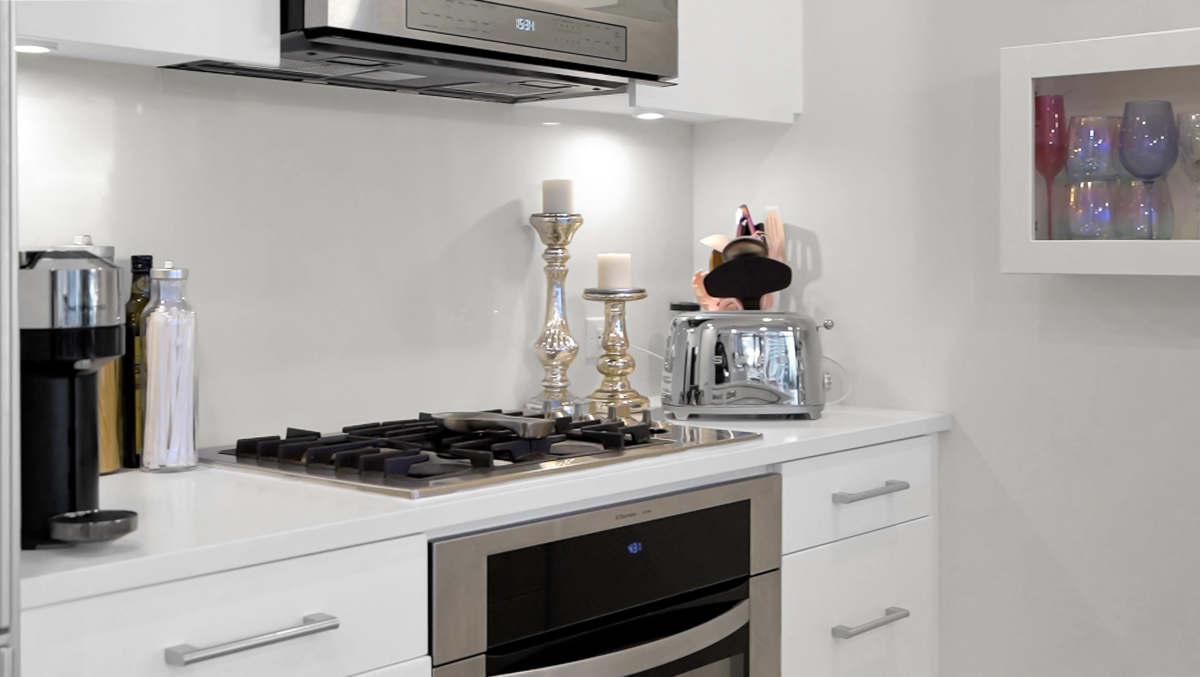 Kitchen Island Photo of 1203 15152 Russell Avenue, White Rock, BC
