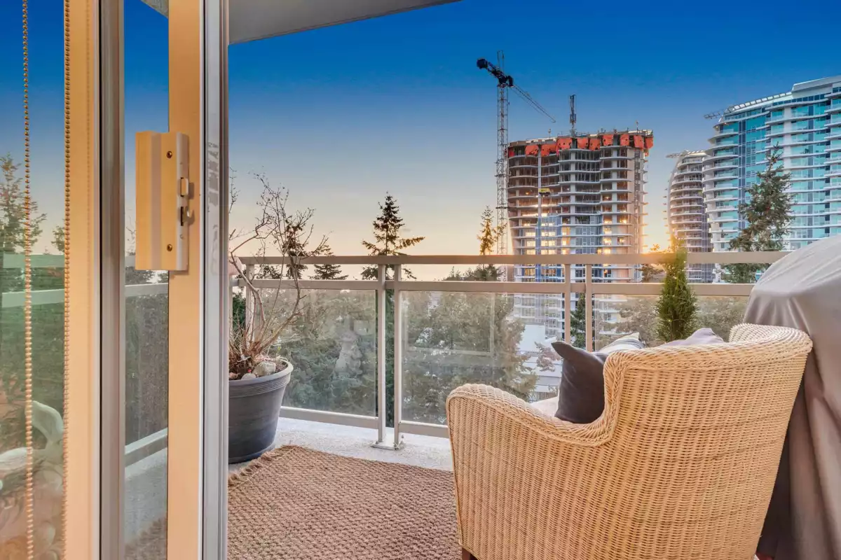 Kitchen Photo of 1203 15152 Russell Avenue, White Rock, BC