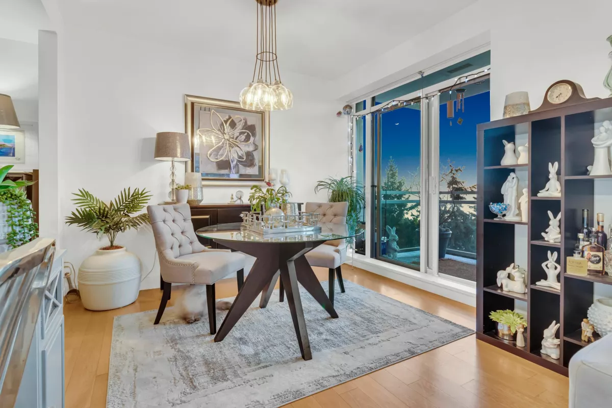 Living Room Photo of 1203 15152 Russell Avenue, White Rock, BC