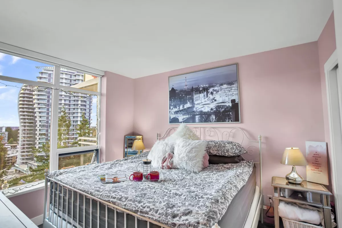 Walk-In Closet Photo of 1203 15152 Russell Avenue, White Rock, BC