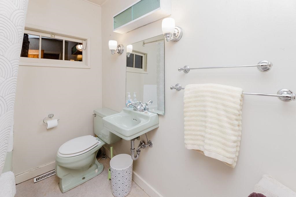 Basement Recreation Room Photo of 6252 Sechelt Inlet Road, Sechelt, BC