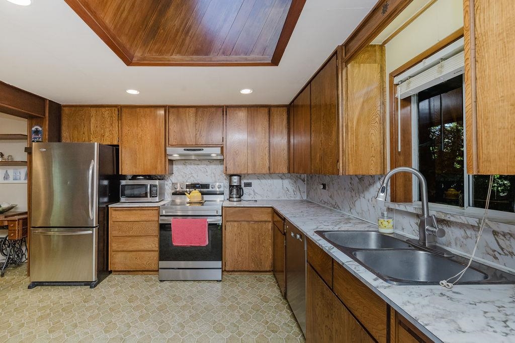 Walk-In Closet Photo of 6252 Sechelt Inlet Road, Sechelt, BC