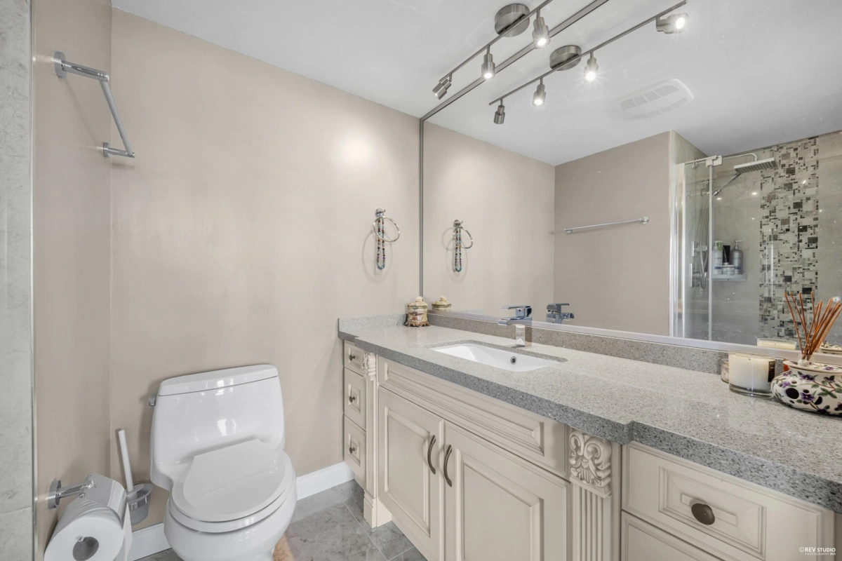 Hallway Photo of 1807 6070 Mcmurray Avenue, Burnaby, BC