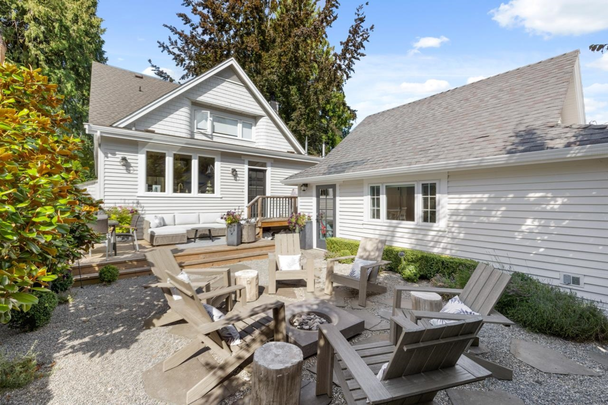 Kitchen Island Photo of 2676 Mcbride Avenue, Surrey, BC