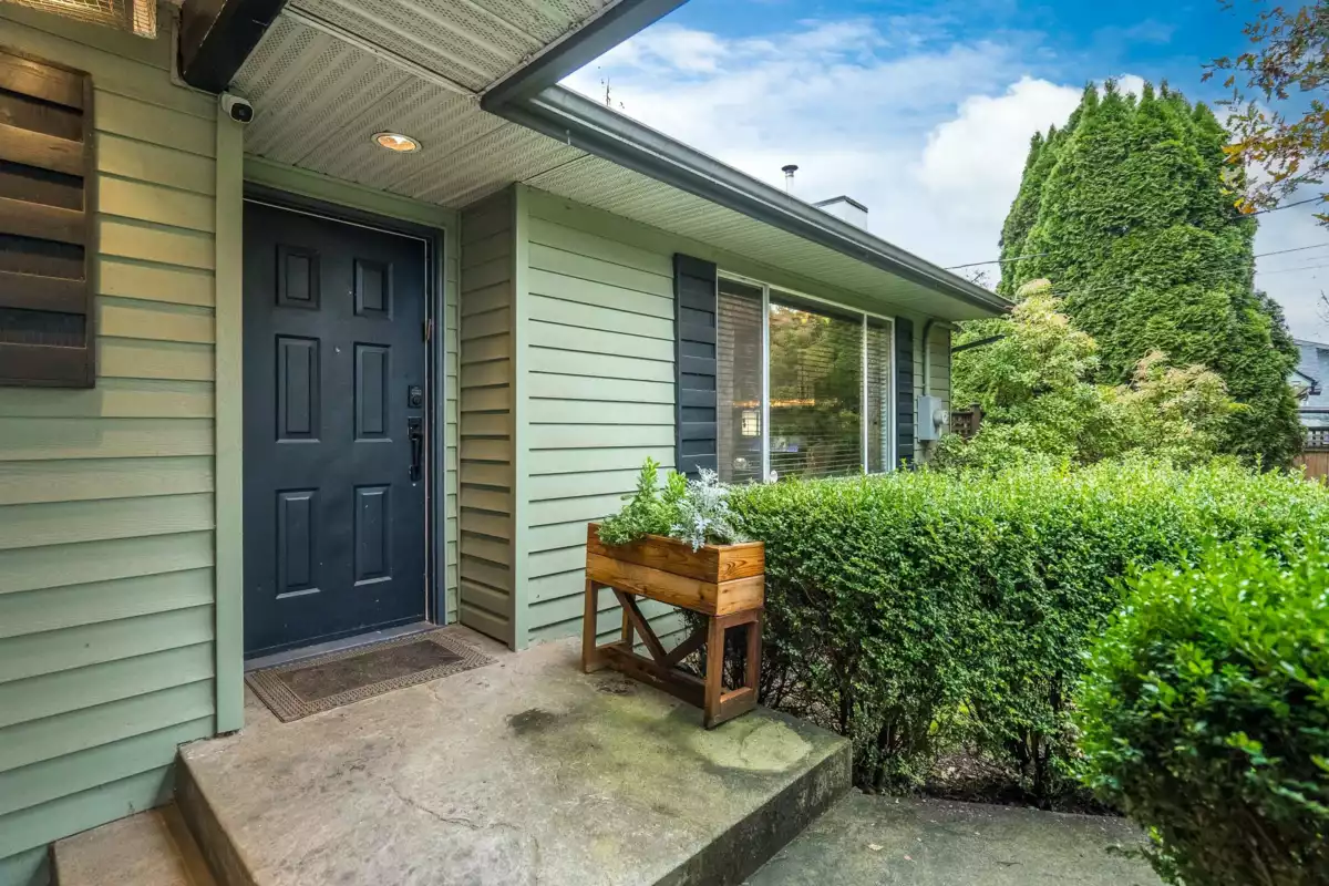 Kitchen Island Photo of 32306 Marshall Road, Abbotsford, BC