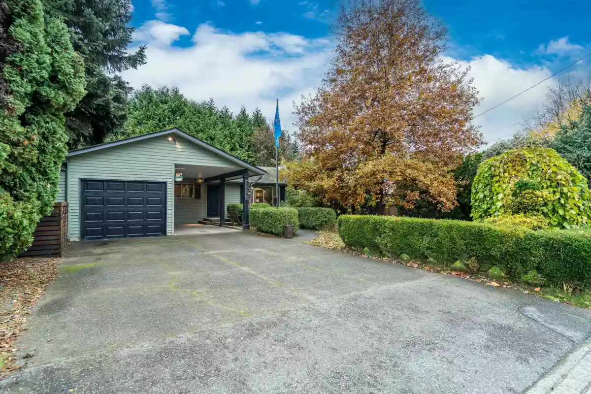 Living Room Photo of 32306 Marshall Road, Abbotsford, BC