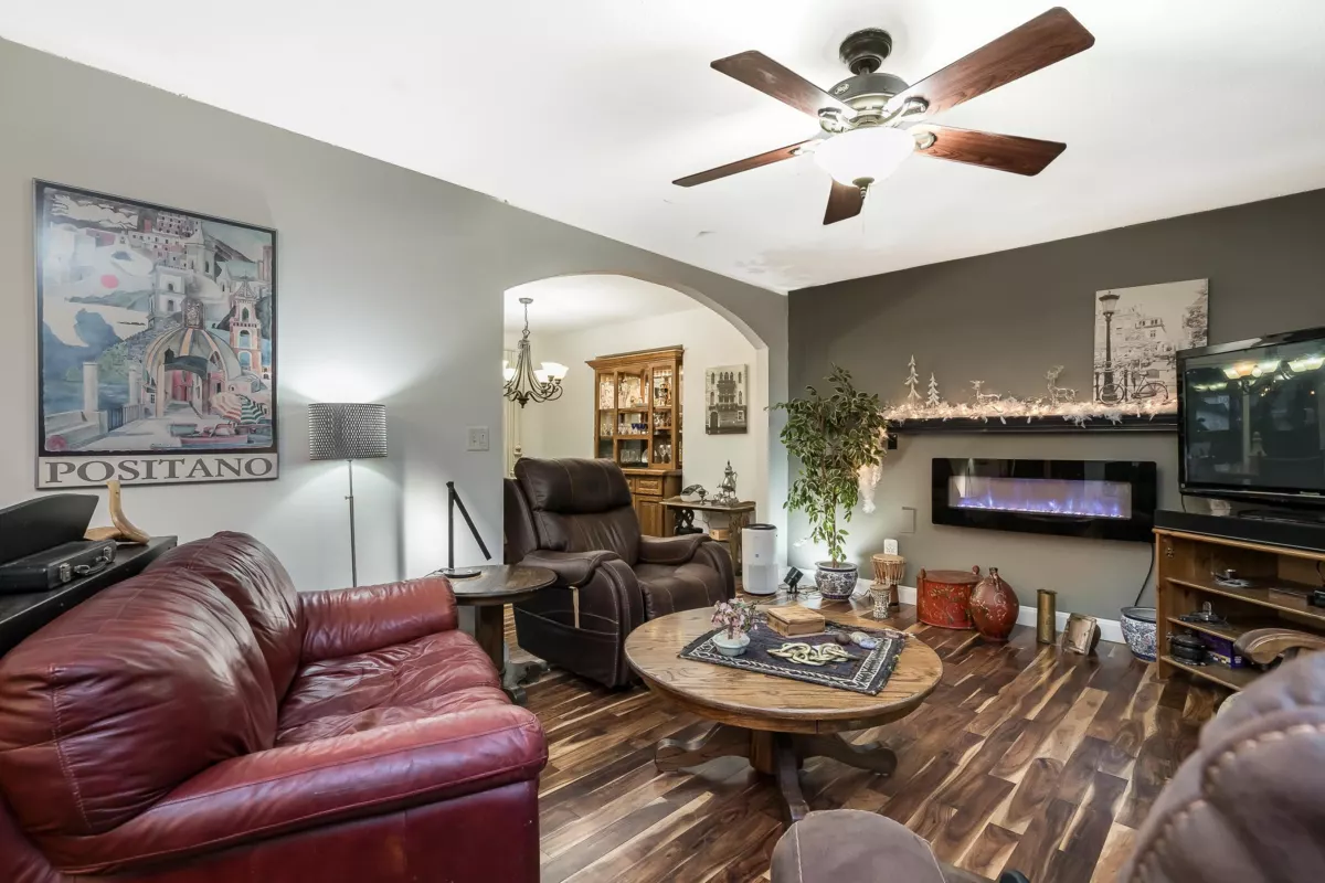 Walk-In Closet Photo of 32306 Marshall Road, Abbotsford, BC