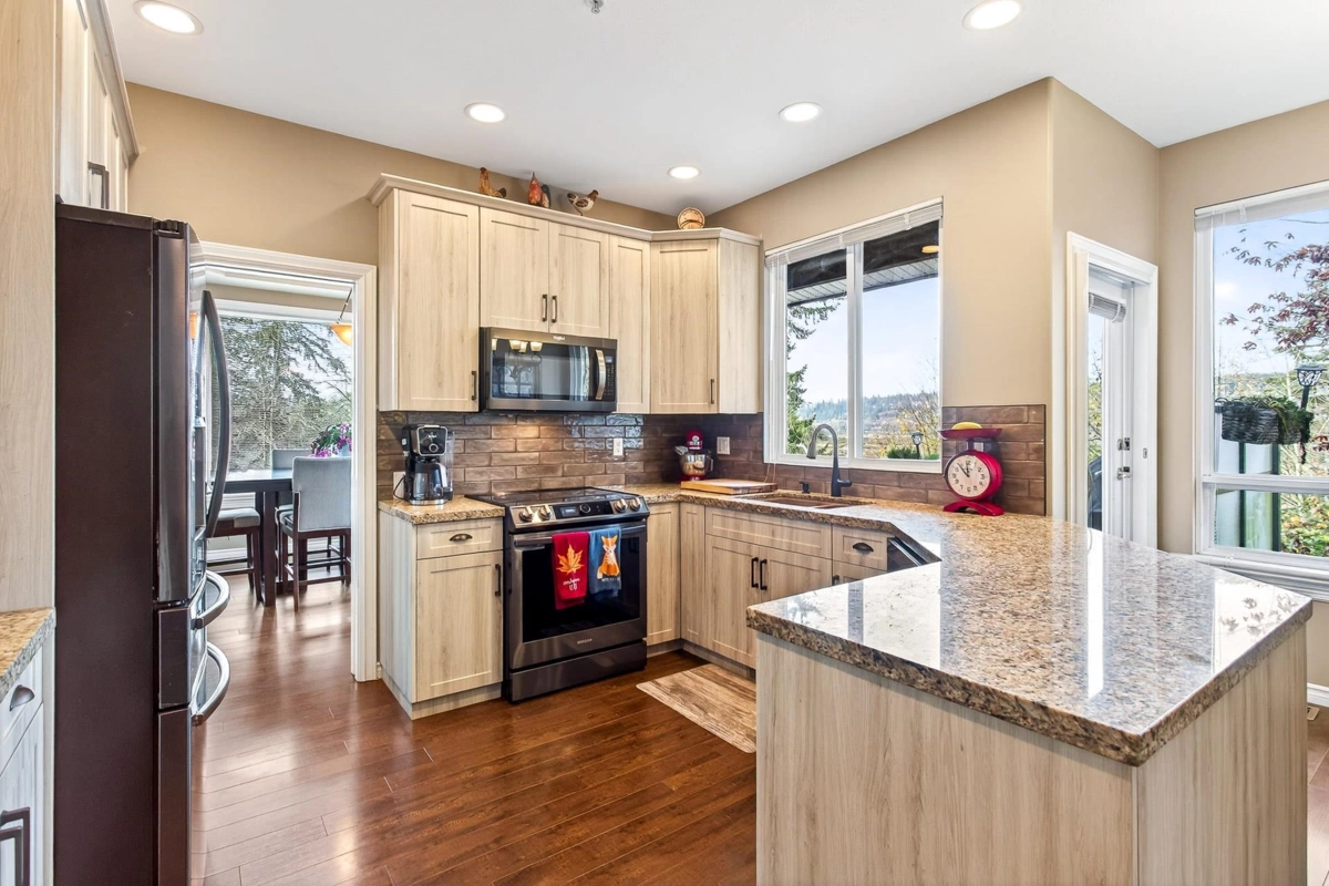 Walk-In Closet Photo of 112 678 Citadel Drive, Port Coquitlam, BC