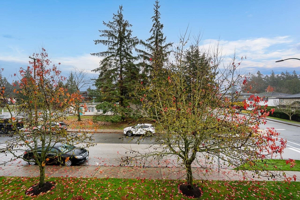 Backyard Photo of 302 15389 Roper Avenue, White Rock, BC