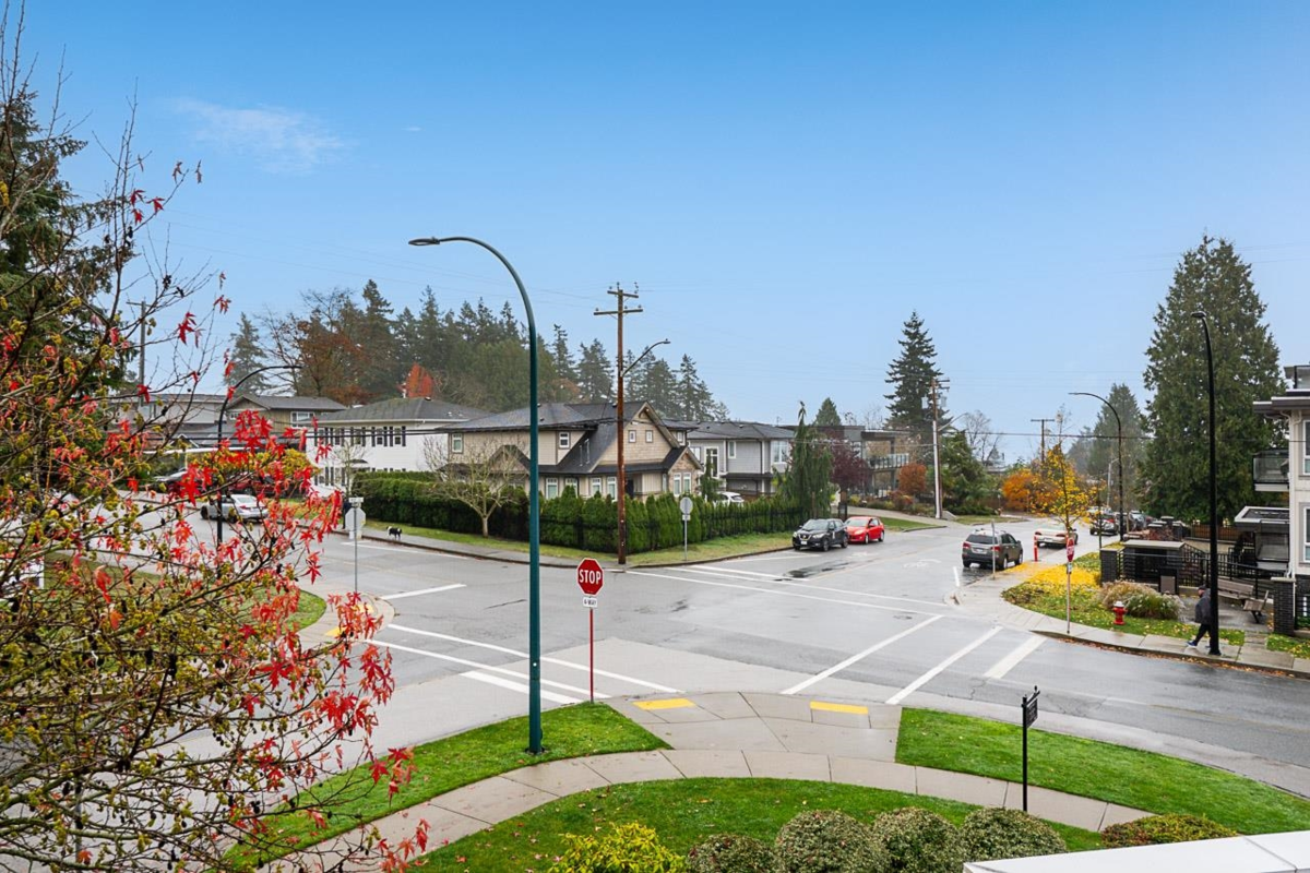 Front Yard Photo of 302 15389 Roper Avenue, White Rock, BC