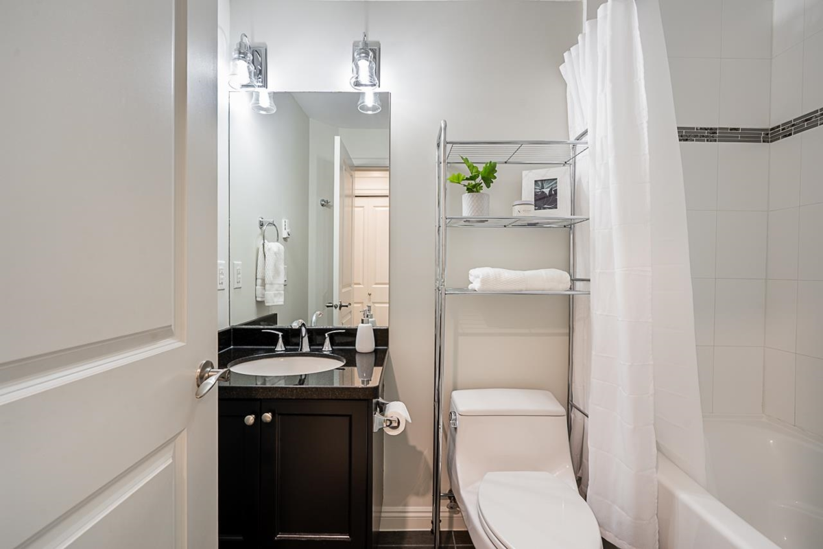 Hallway Photo of 302 15389 Roper Avenue, White Rock, BC