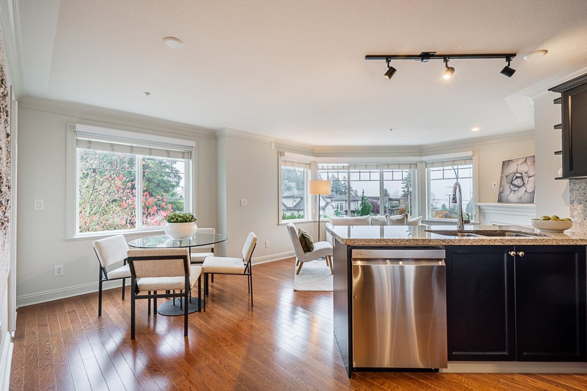 Kitchen Photo of 302 15389 Roper Avenue, White Rock, BC