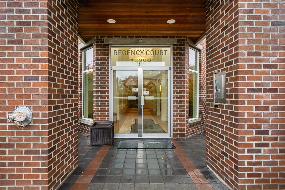 Living Room Photo of 302 15389 Roper Avenue, White Rock, BC