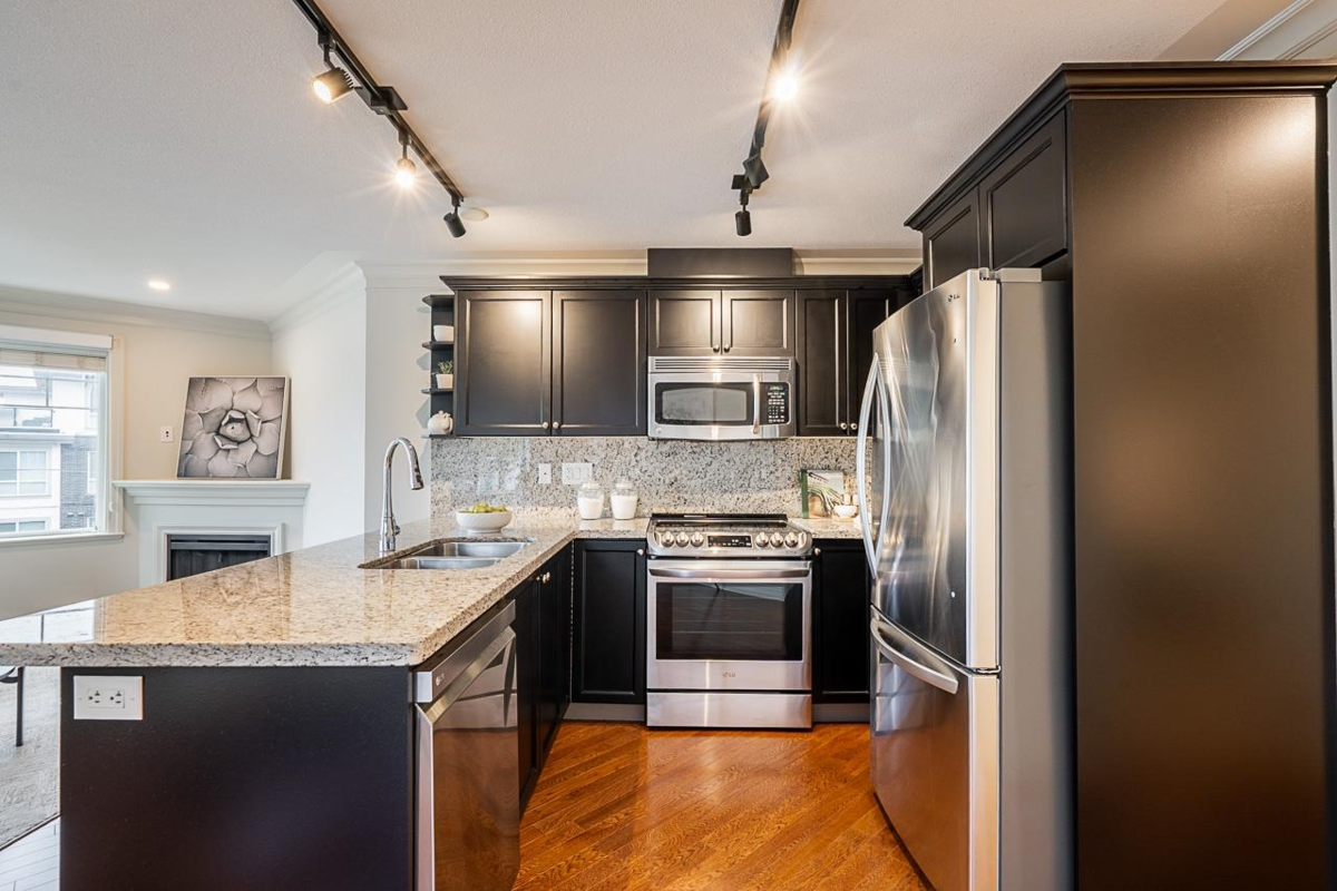 Powder Room Photo of 302 15389 Roper Avenue, White Rock, BC