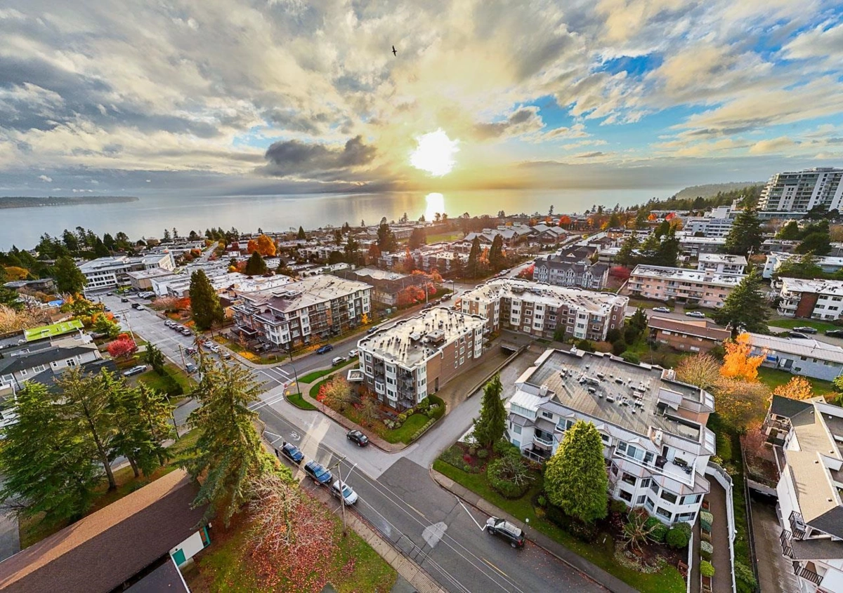 Swimming Pool Photo of 302 15389 Roper Avenue, White Rock, BC