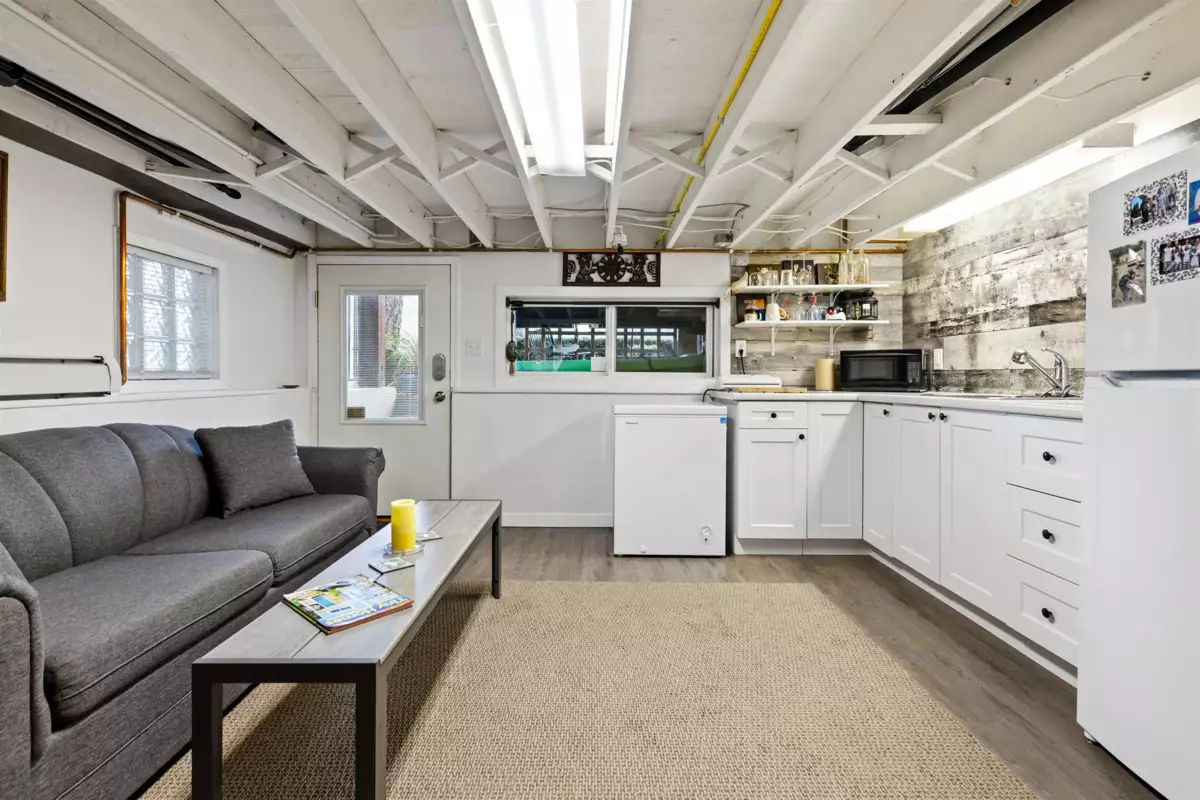 Hallway Photo of 173 First Avenue, Cultus Lake, BC