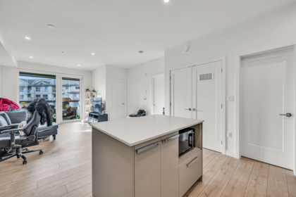 Kitchen Photo of 325 13788 76 Avenue, Surrey, BC
