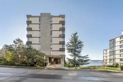 Hot Tub / Spa Photo of 502 2090 Argyle Avenue, West Vancouver, BC