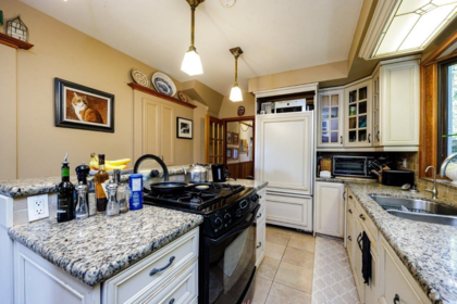 Breakfast Nook Photo of 368 E Kings Road, North Vancouver, BC