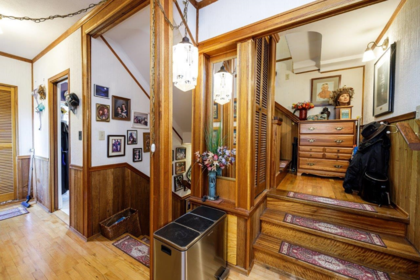 Hallway Photo of 368 E Kings Road, North Vancouver, BC