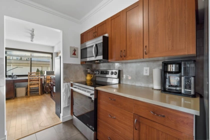 Kitchen Photo of 101 15041 Prospect Avenue, White Rock, BC