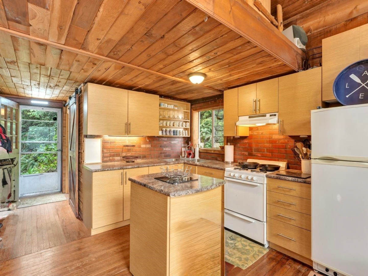 Kitchen Island Photo of BLK A DL 492 Cascade Bay, Harrison Hot Springs, BC
