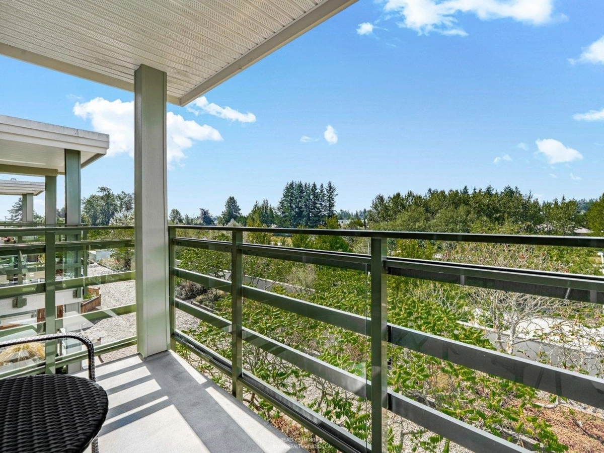 Backyard Photo of 414 15735 Croydon Drive, Surrey, BC