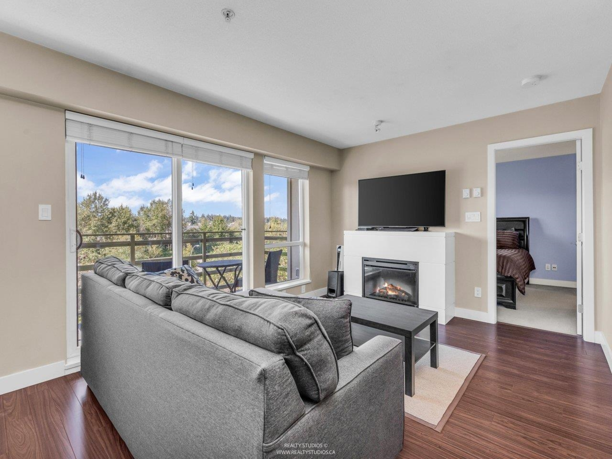 Dining Area Photo of 414 15735 Croydon Drive, Surrey, BC
