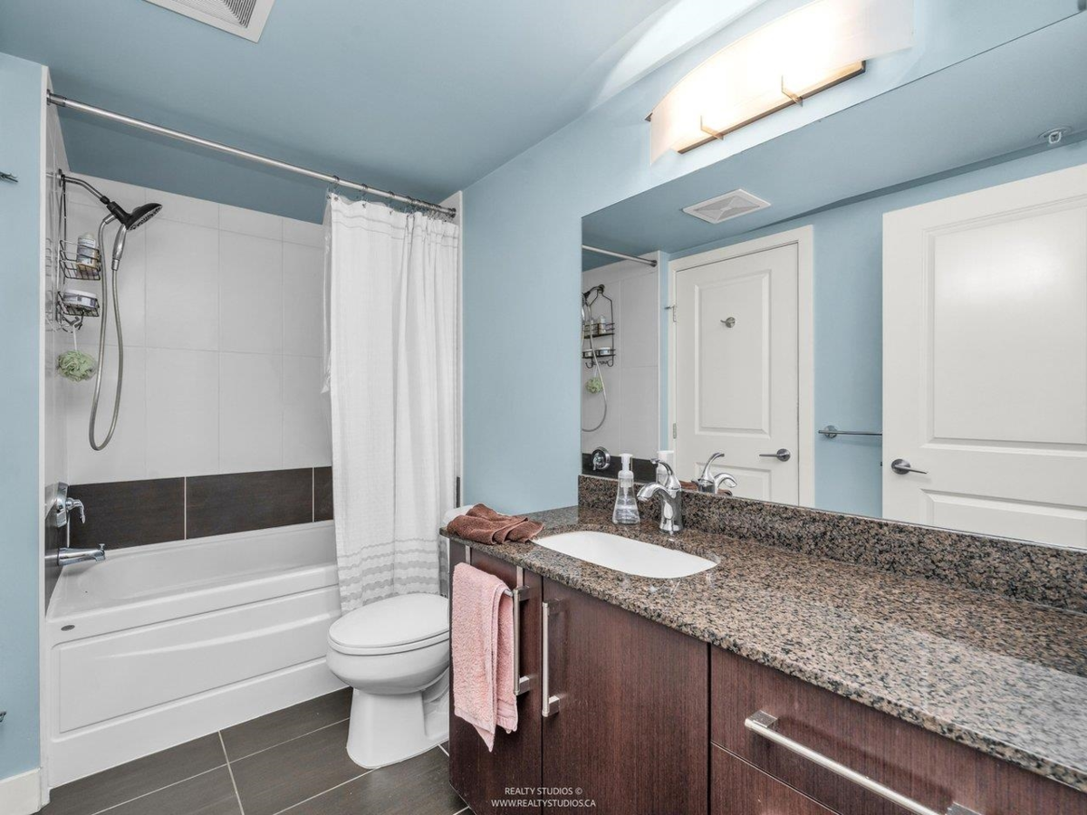 Entry Foyer Photo of 414 15735 Croydon Drive, Surrey, BC