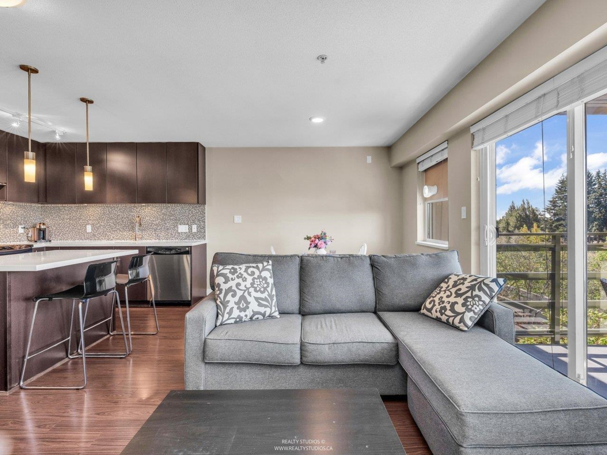 Family Room Photo of 414 15735 Croydon Drive, Surrey, BC