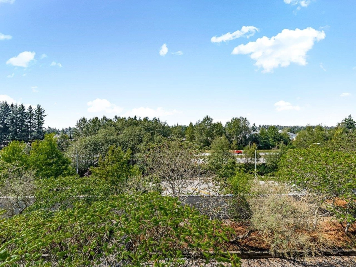 Front Yard Photo of 414 15735 Croydon Drive, Surrey, BC