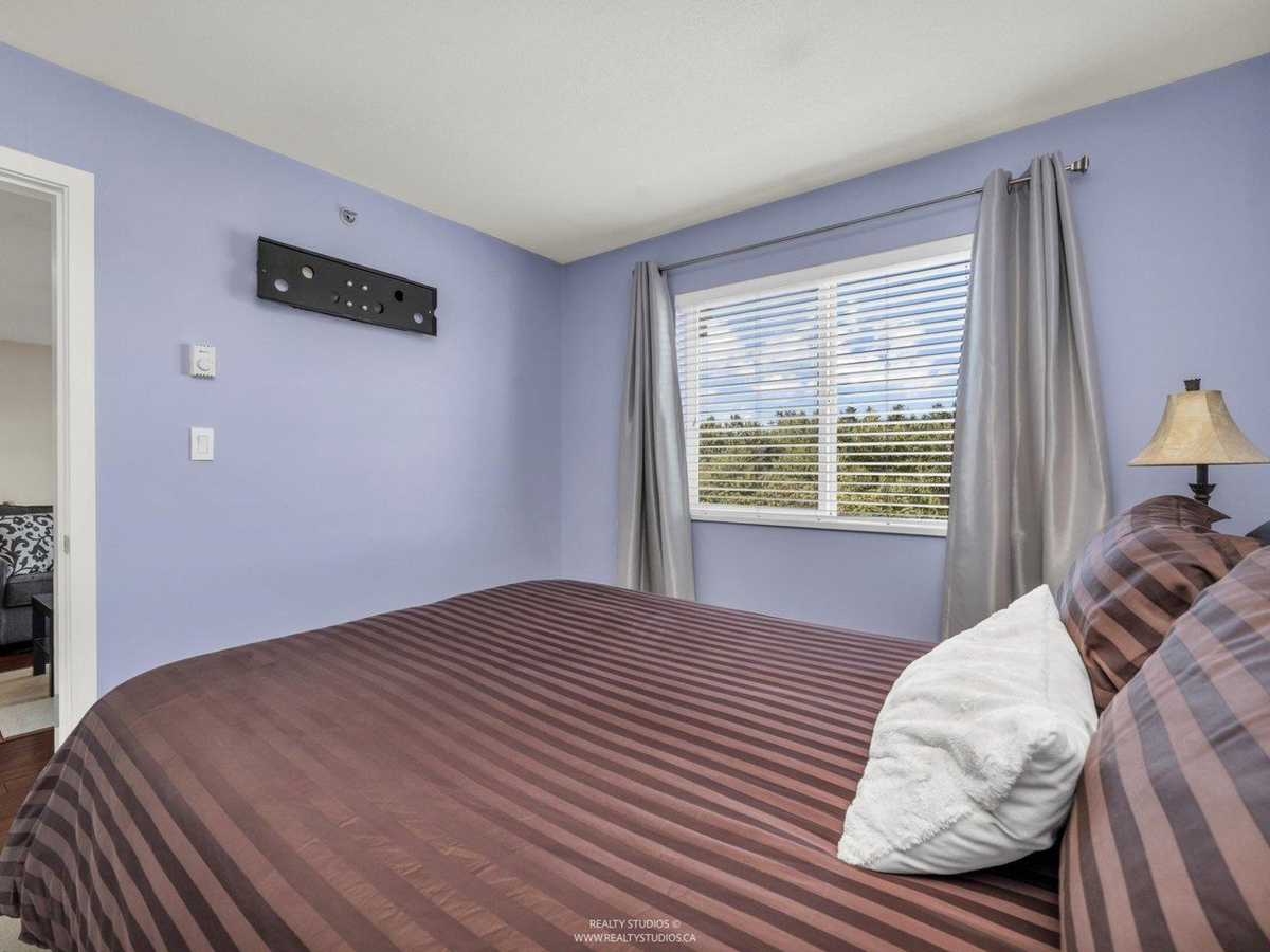 Guest Bathroom Photo of 414 15735 Croydon Drive, Surrey, BC