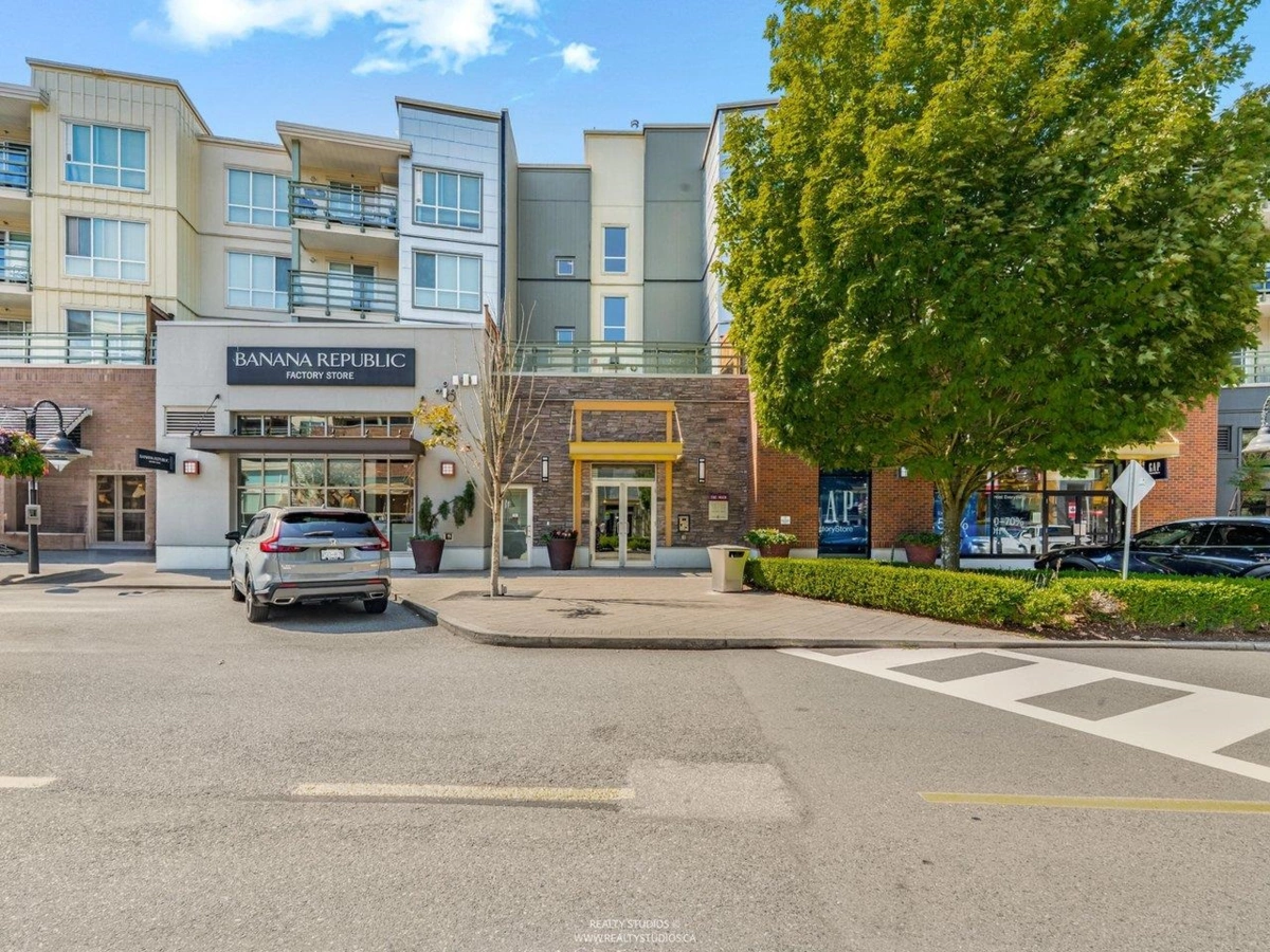 Hot Tub / Spa Photo of 414 15735 Croydon Drive, Surrey, BC