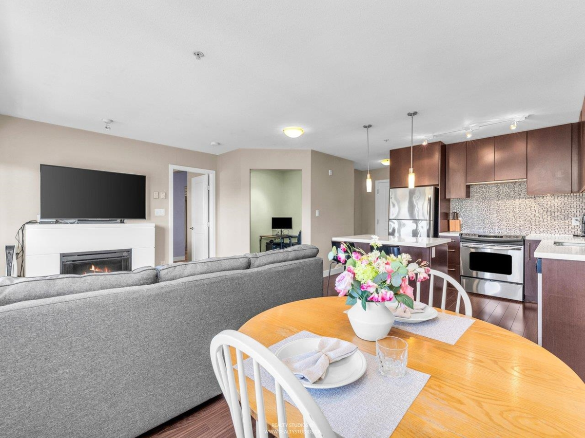 Kitchen Island Photo of 414 15735 Croydon Drive, Surrey, BC