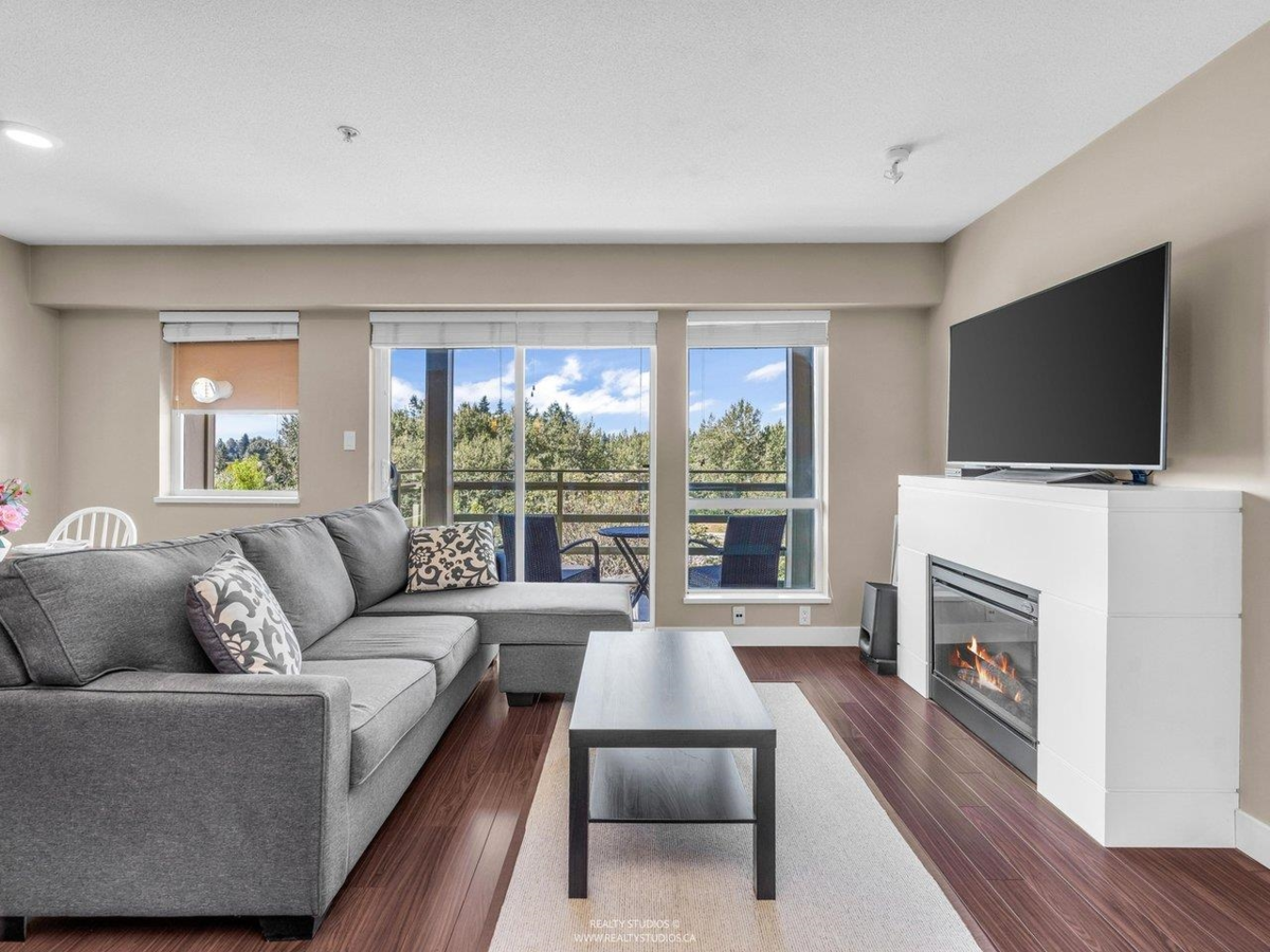 Living Room Photo of 414 15735 Croydon Drive, Surrey, BC