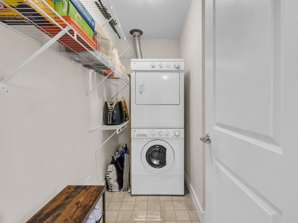 Staircase Photo of 414 15735 Croydon Drive, Surrey, BC