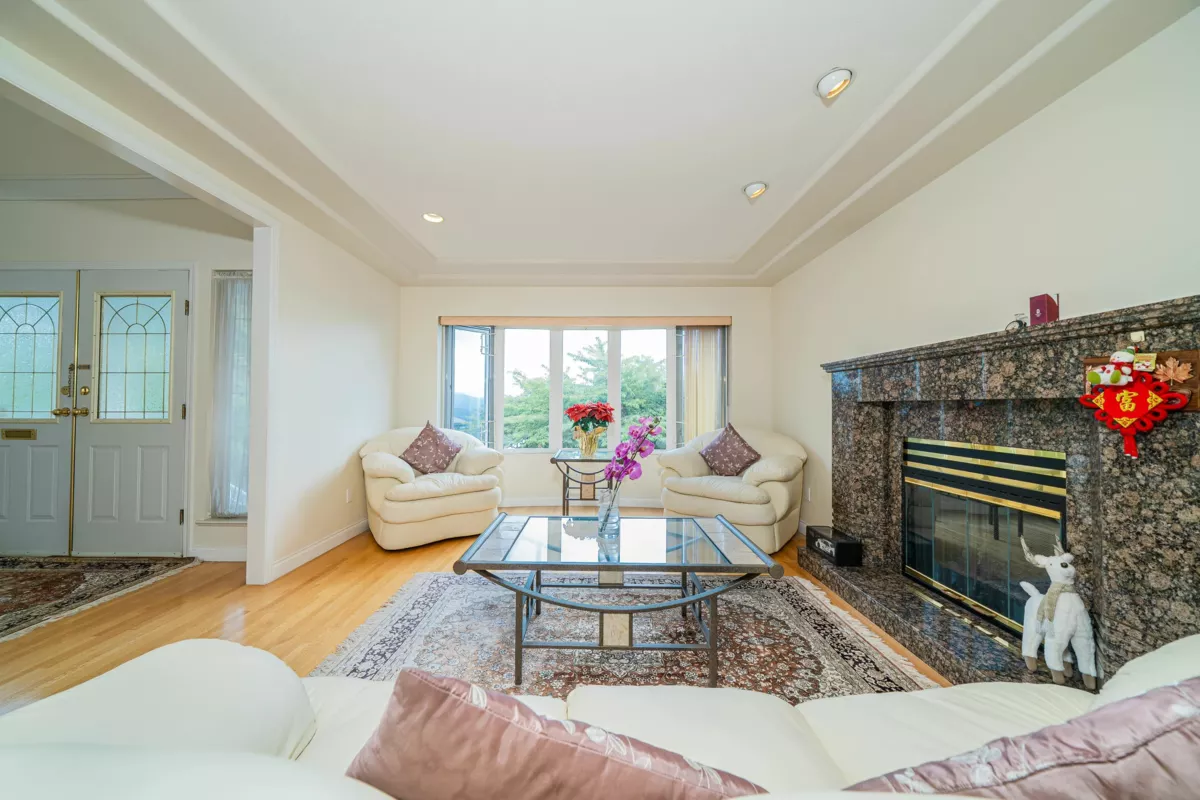 Walk-In Closet Photo of 155 Ellesmere Avenue, Burnaby, BC