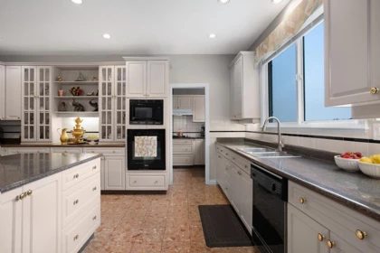 Kitchen Island Photo of 1620 Parkway Boulevard, Coquitlam, BC