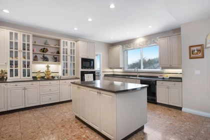 Kitchen Photo of 1620 Parkway Boulevard, Coquitlam, BC
