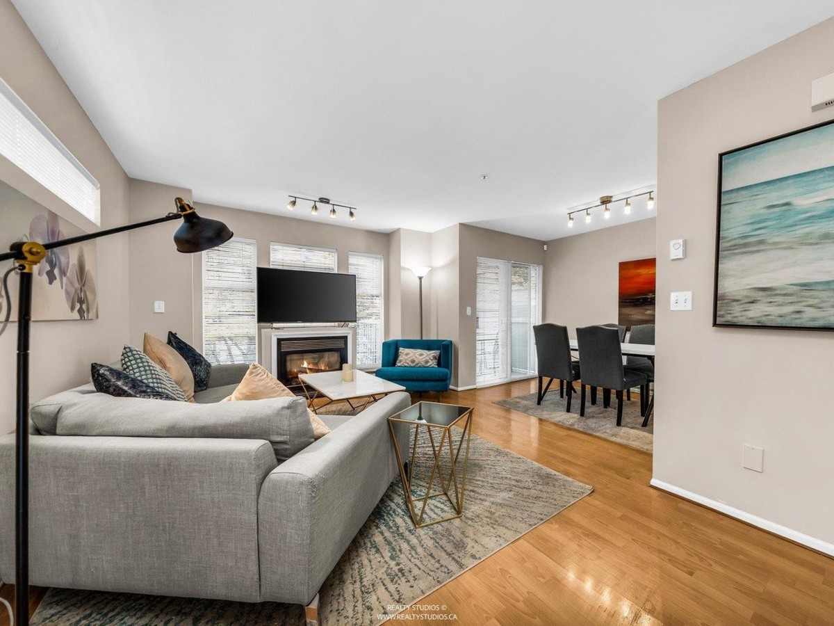 Kitchen Island Photo of 1 12188 Harris Road, Pitt Meadows, BC
