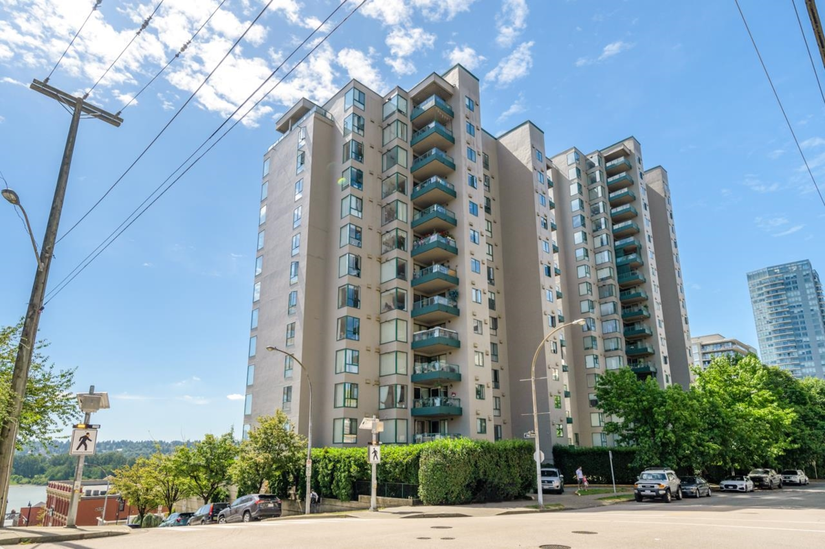 Entry Foyer Photo of 102 410 Carnarvon Street, New Westminster, BC