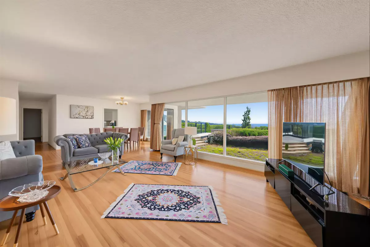 Kitchen Photo of 875 Eyremount Drive, West Vancouver, BC
