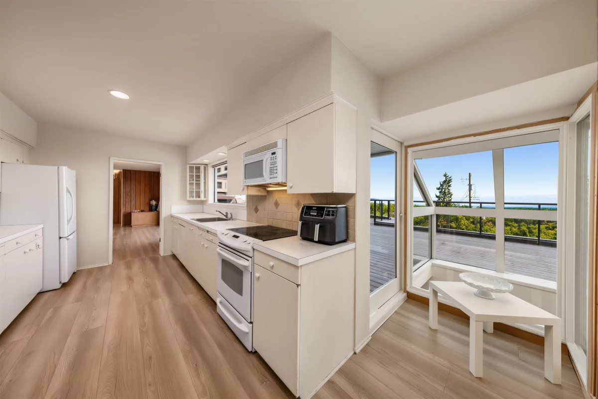 Laundry Room Photo of 875 Eyremount Drive, West Vancouver, BC