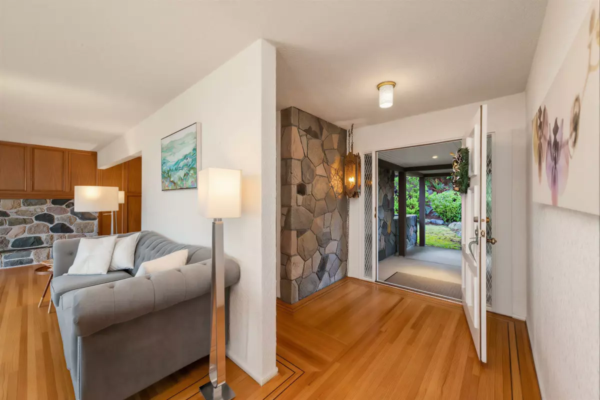 Pantry Photo of 875 Eyremount Drive, West Vancouver, BC