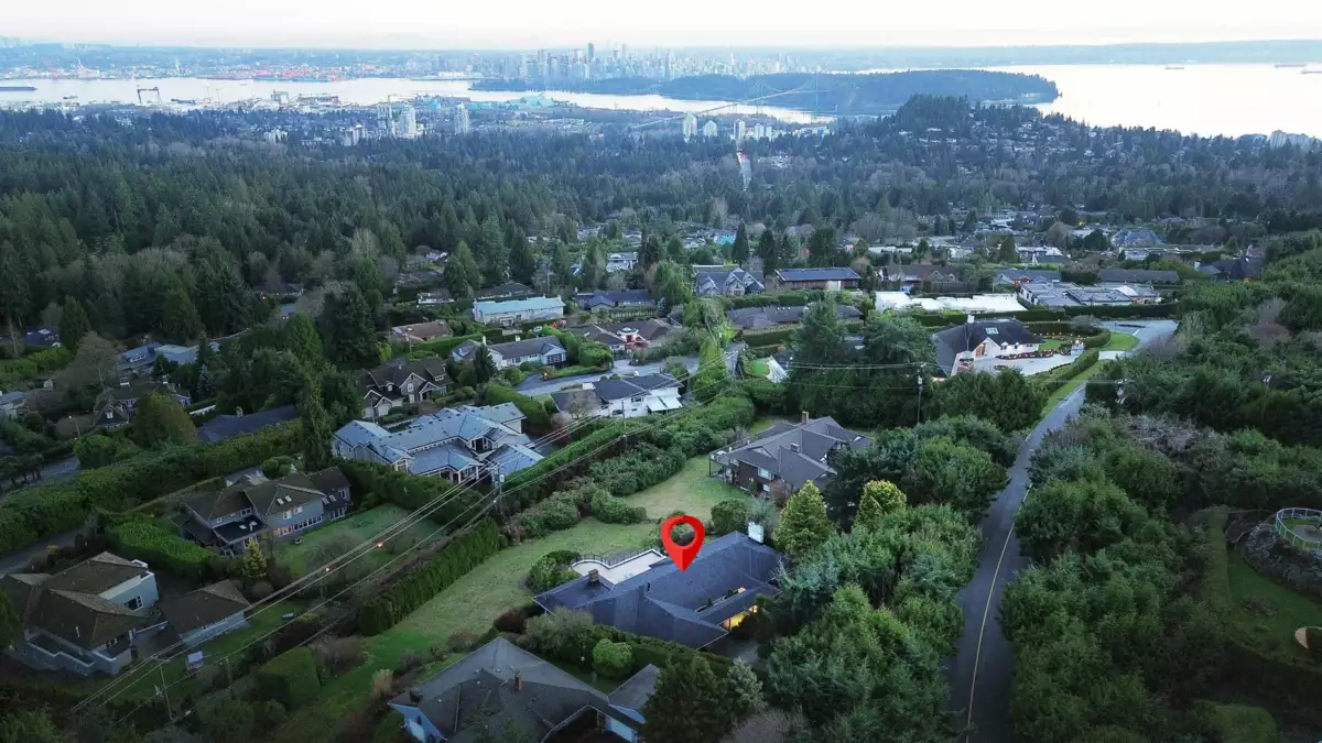 Swimming Pool Photo of 875 Eyremount Drive, West Vancouver, BC