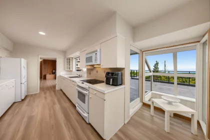 Laundry Room Photo of 875 Eyremount Drive, West Vancouver, BC