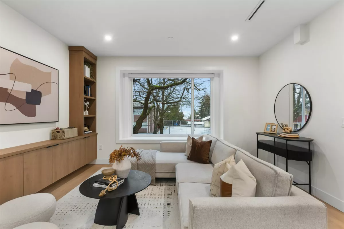 Living Room Photo of 2 435 E 47th Avenue, Vancouver, BC