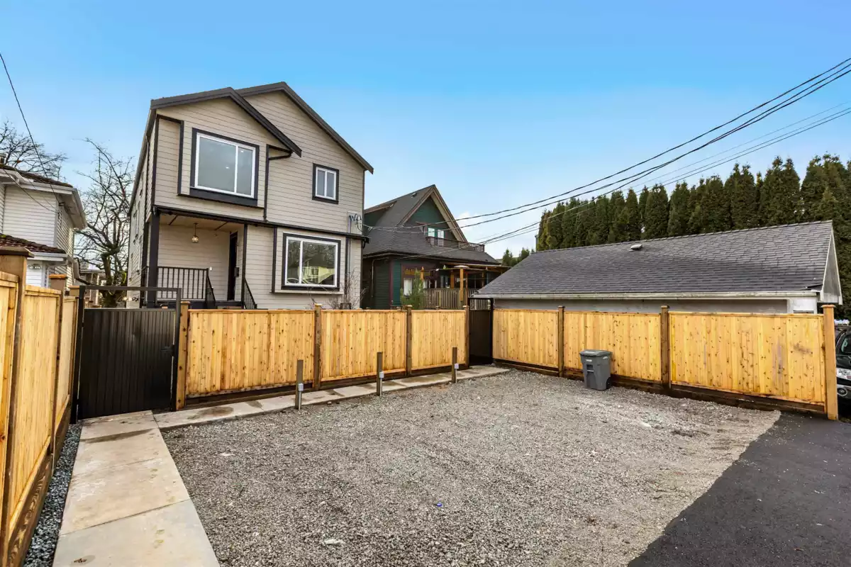 Powder Room Photo of 2 435 E 47th Avenue, Vancouver, BC