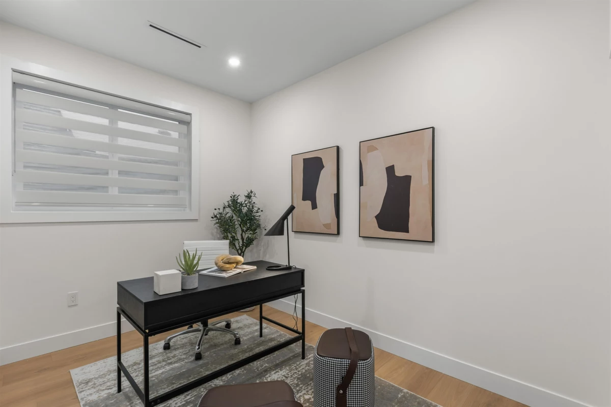 Walk-In Closet Photo of 2 435 E 47th Avenue, Vancouver, BC