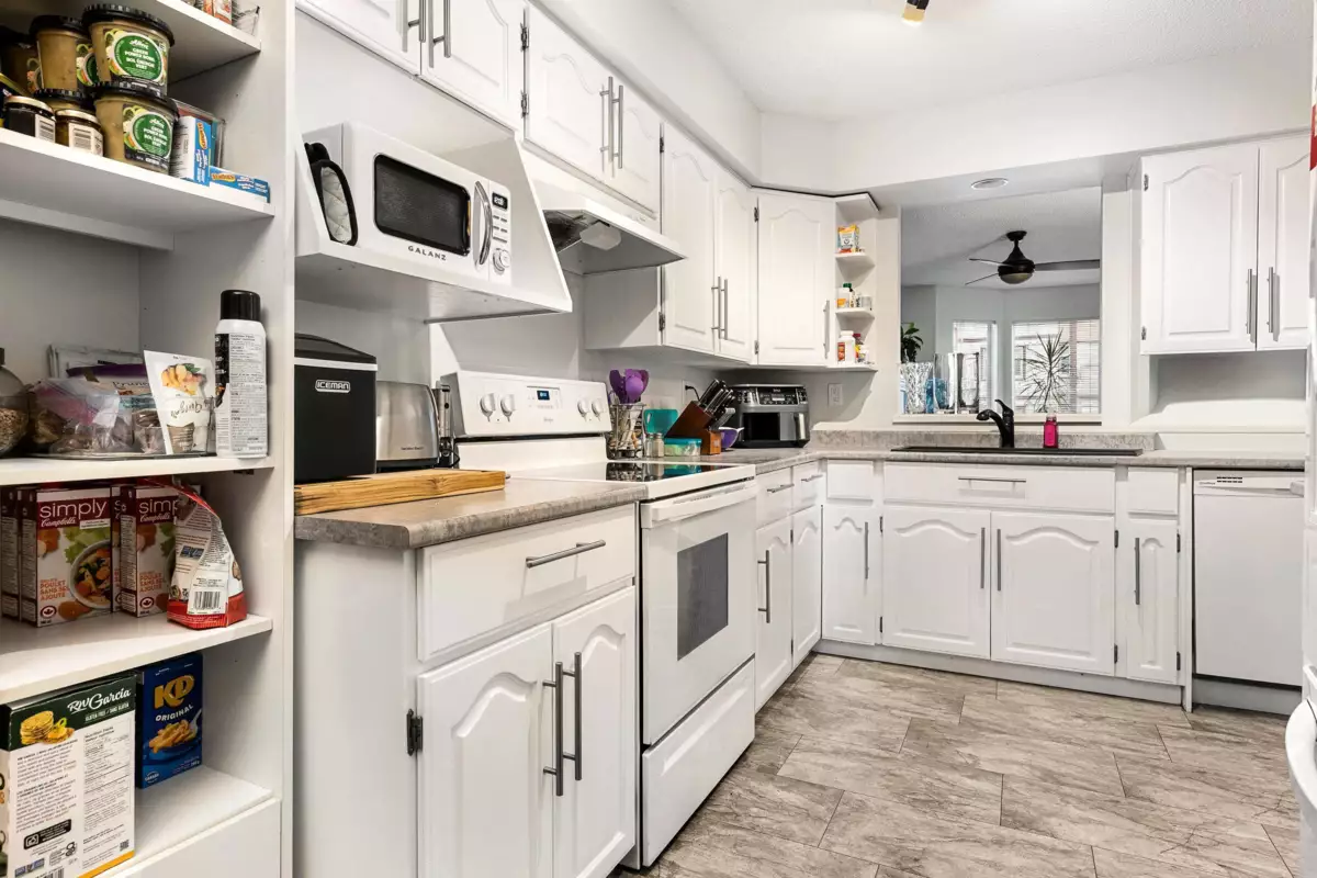 Kitchen Island Photo of 202 45604 Brett Avenue, Chilliwack, BC
